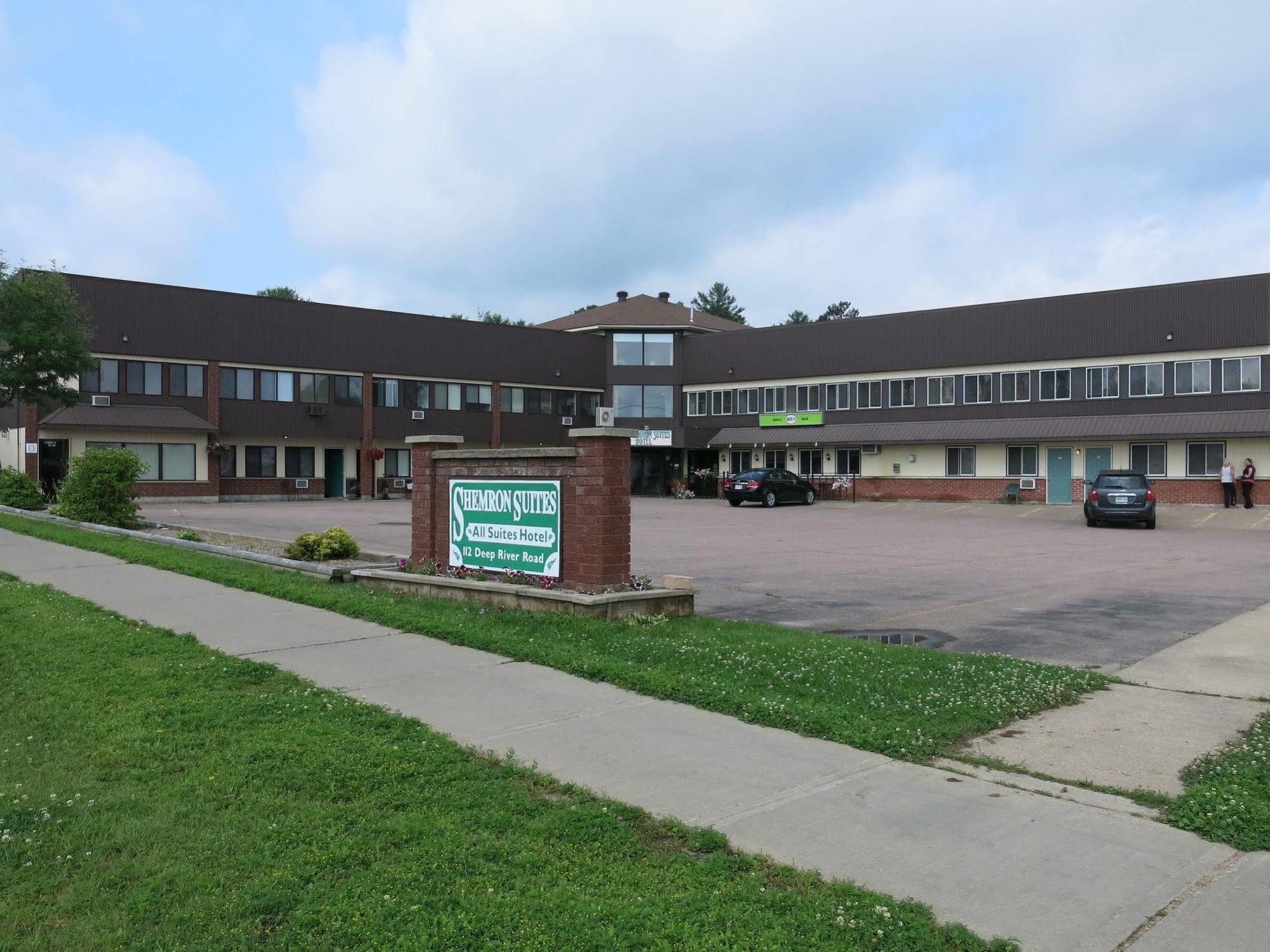 Shemron Suites Hotel Deep River エクステリア 写真