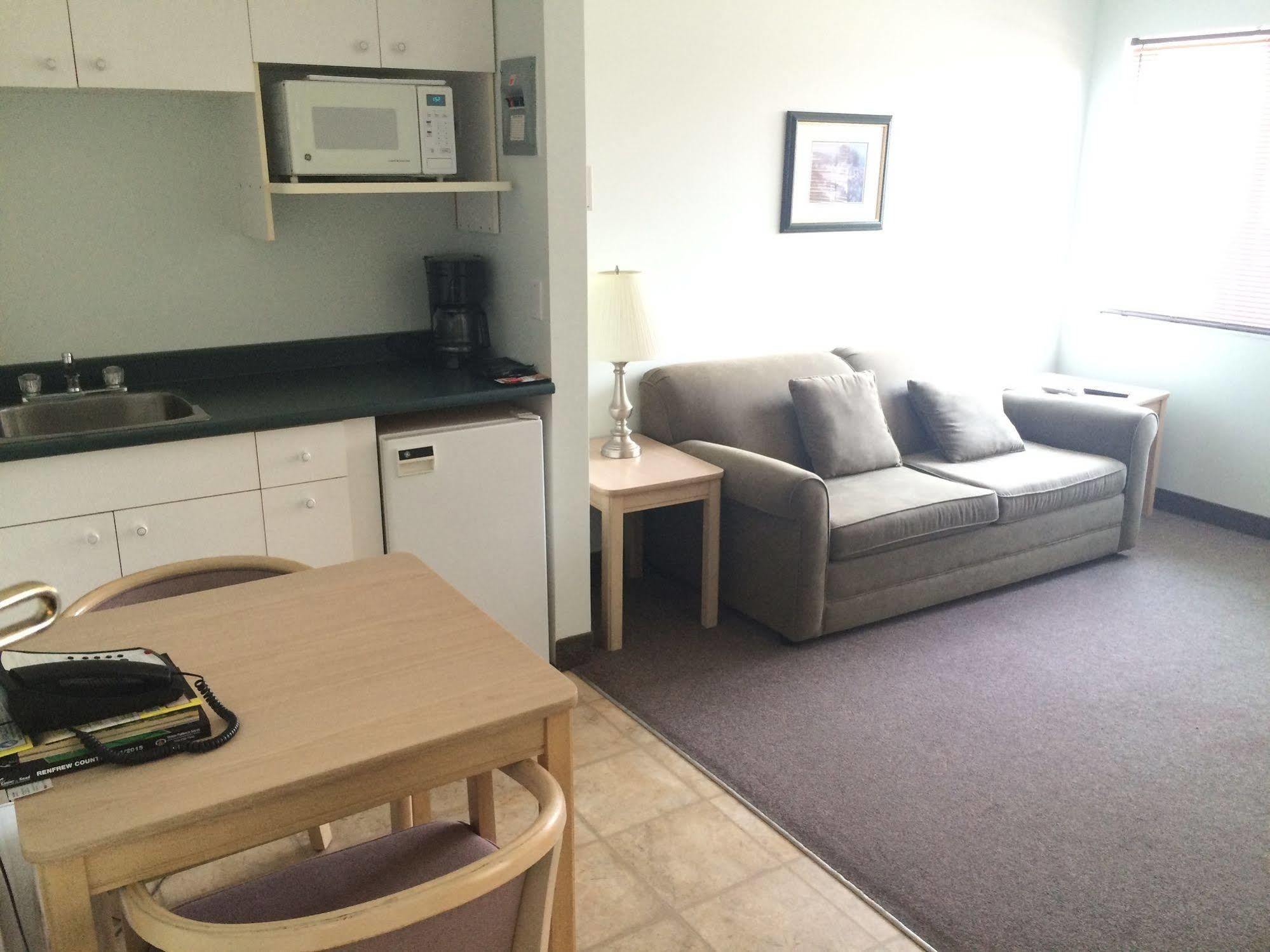 Shemron Suites Hotel Deep River エクステリア 写真
