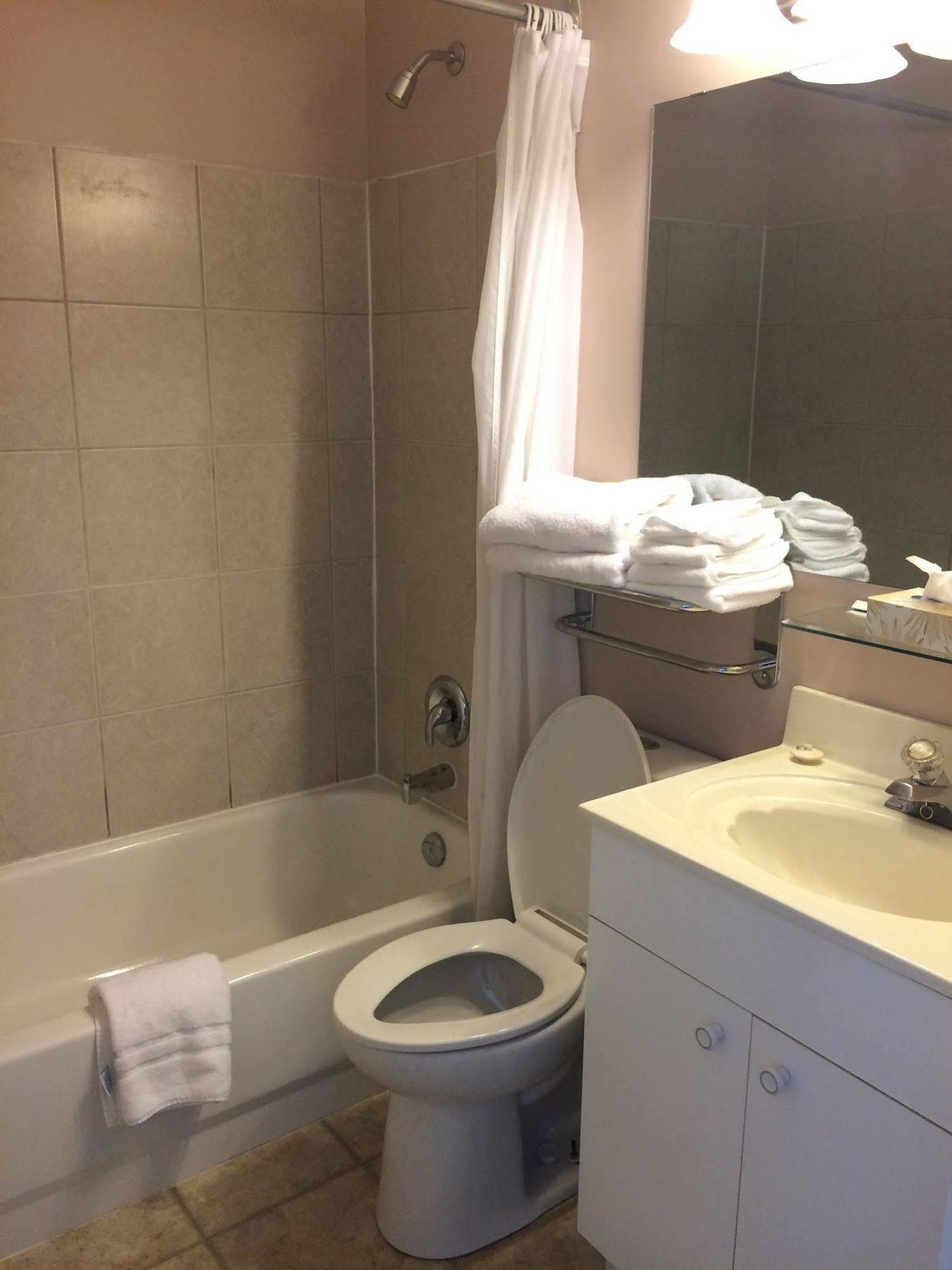 Shemron Suites Hotel Deep River エクステリア 写真