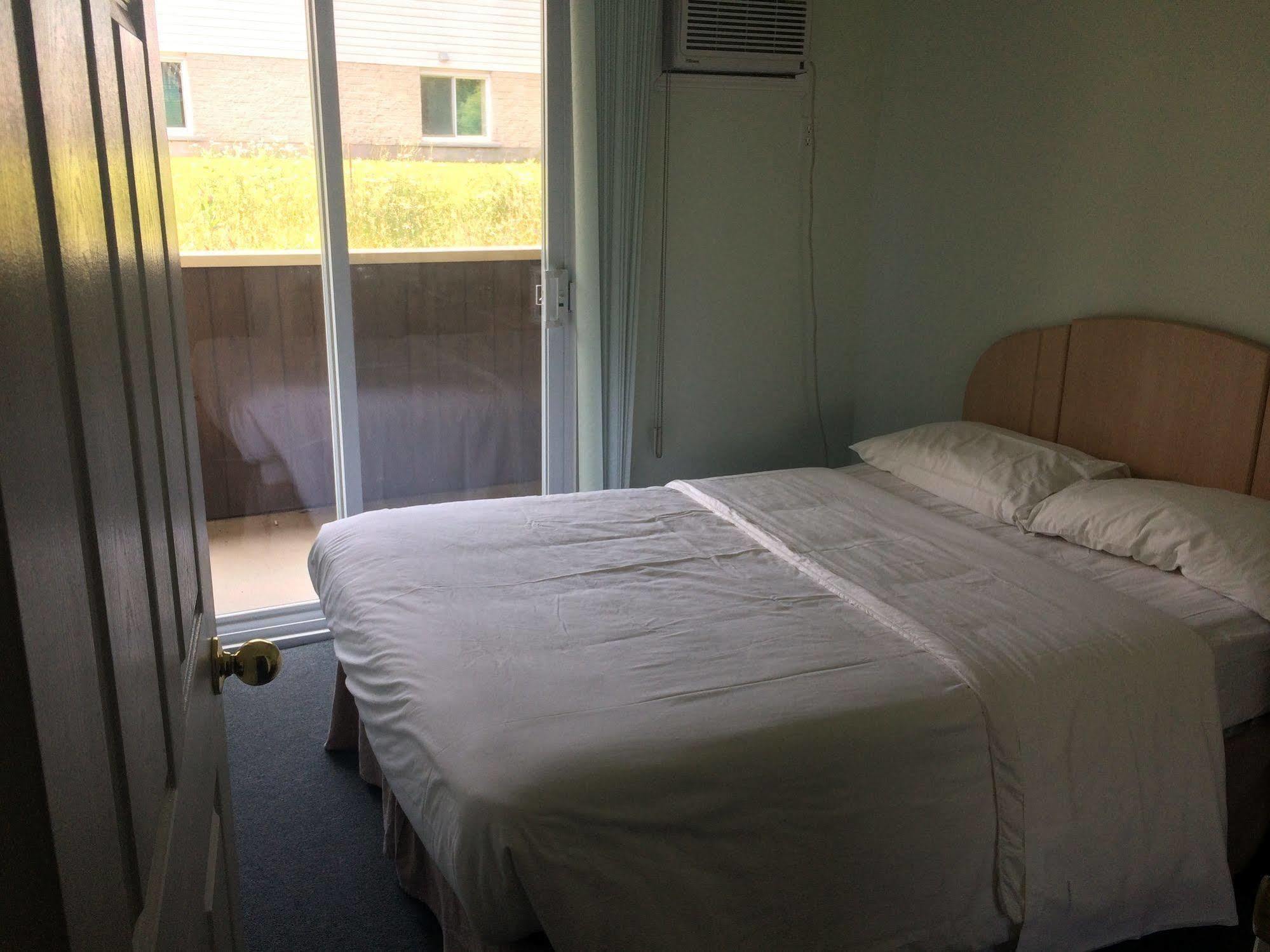 Shemron Suites Hotel Deep River エクステリア 写真
