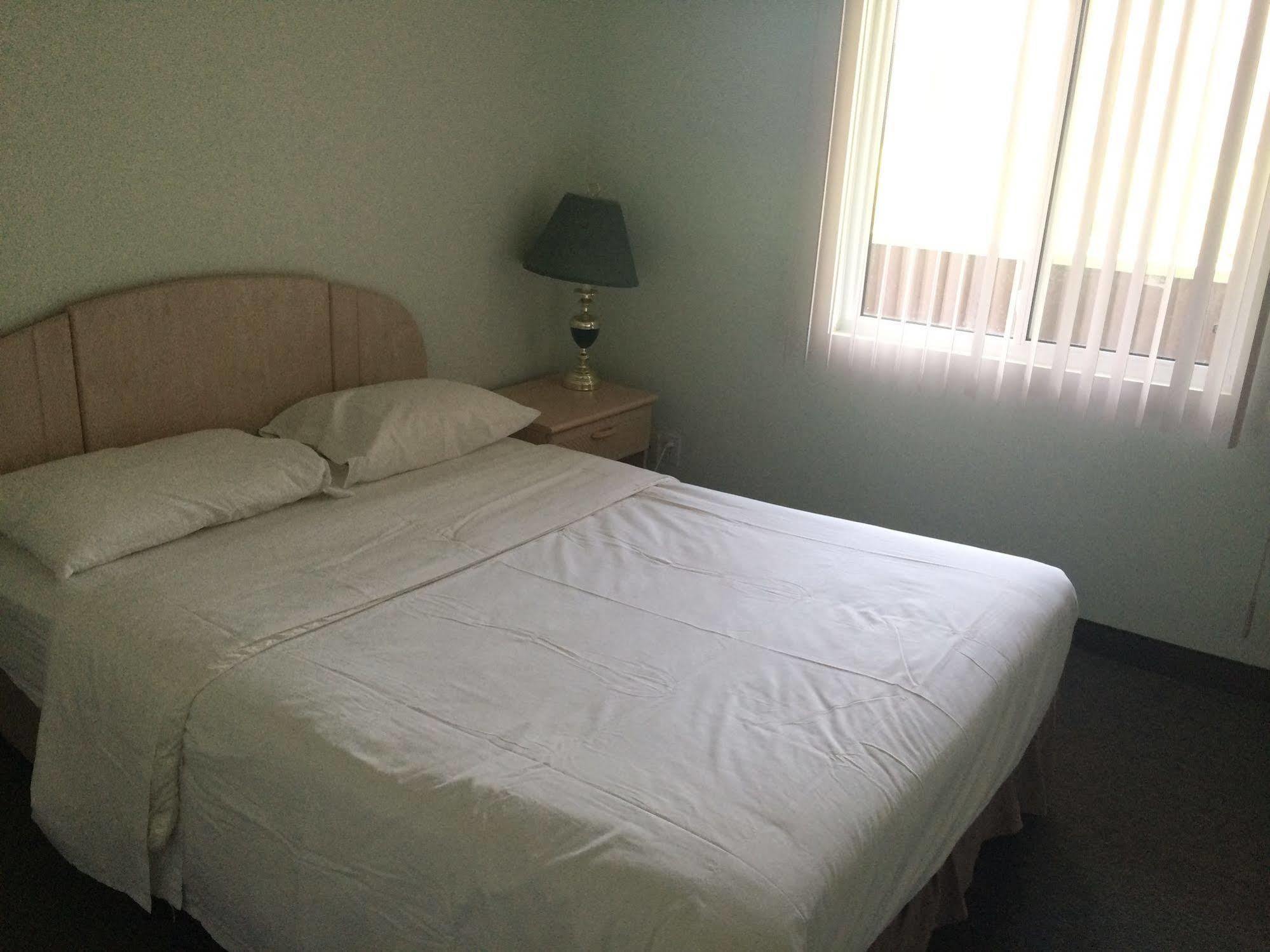 Shemron Suites Hotel Deep River エクステリア 写真
