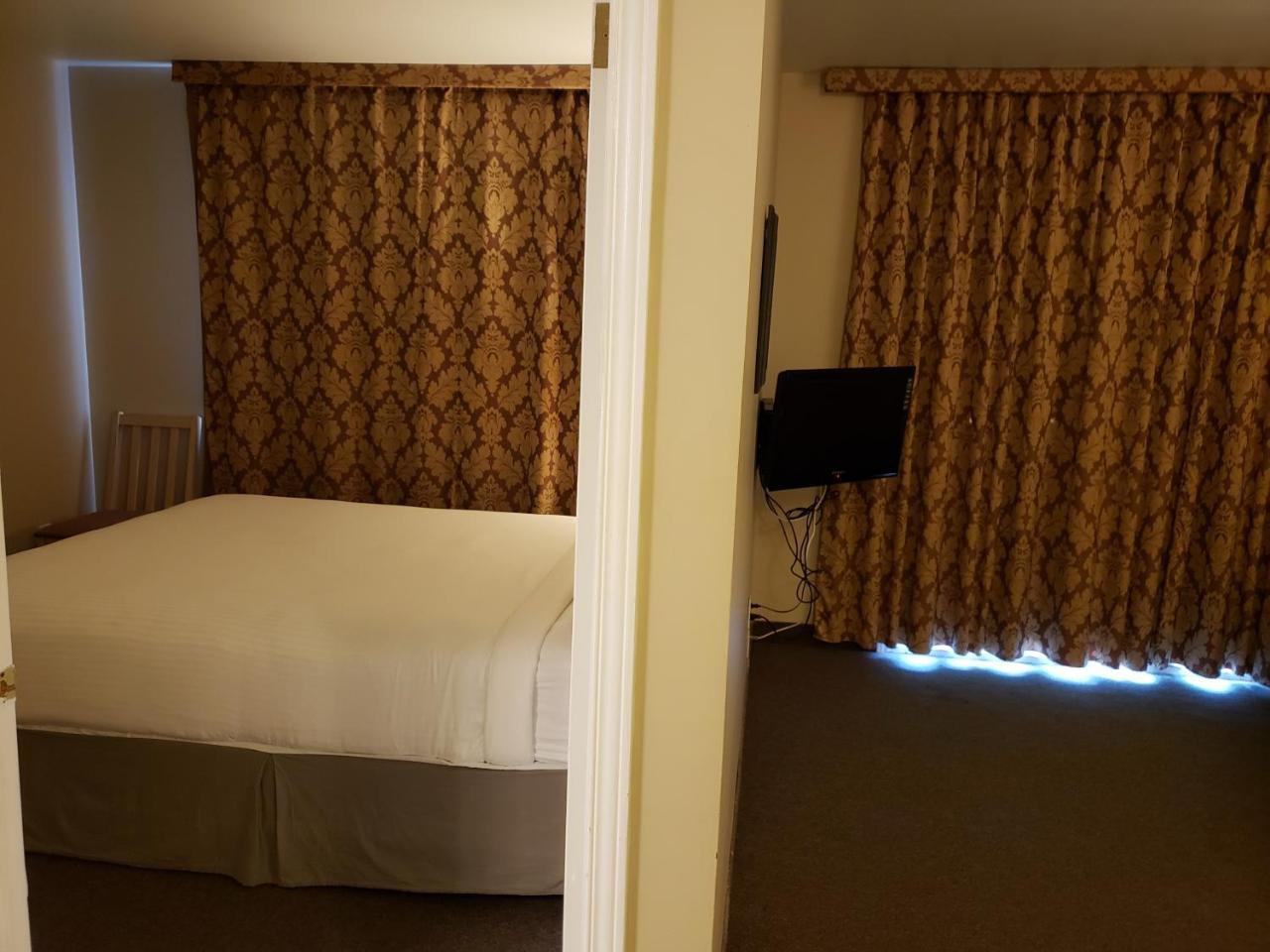 Shemron Suites Hotel Deep River エクステリア 写真