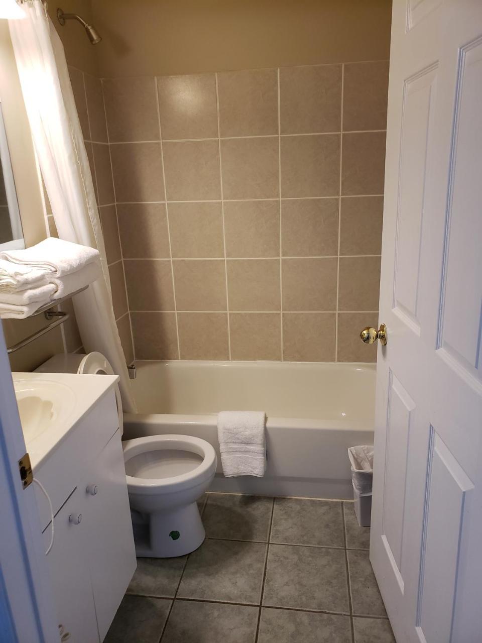 Shemron Suites Hotel Deep River エクステリア 写真