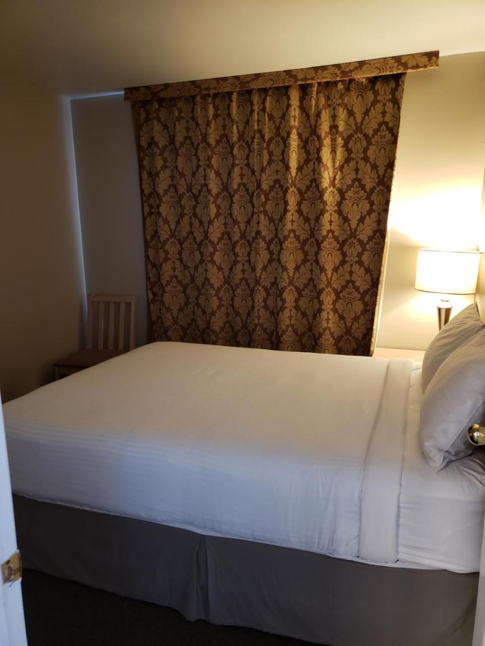 Shemron Suites Hotel Deep River エクステリア 写真