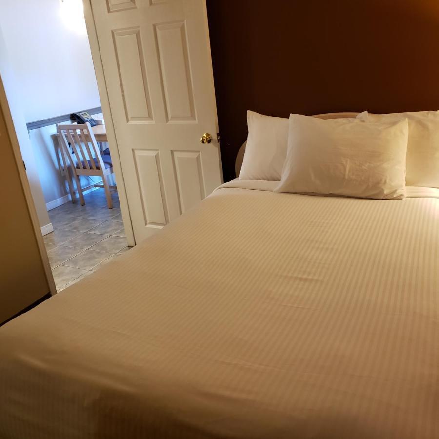 Shemron Suites Hotel Deep River エクステリア 写真