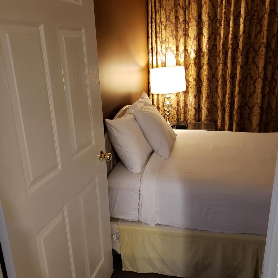 Shemron Suites Hotel Deep River エクステリア 写真